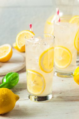 Organik ev yapımı taze sıkmak limonata