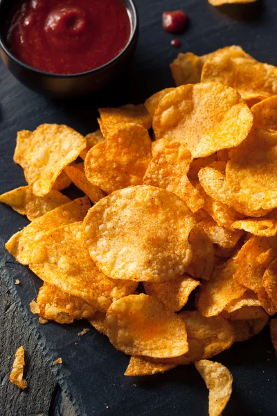 Het kryddig Sriracha potatischips — Stockfoto