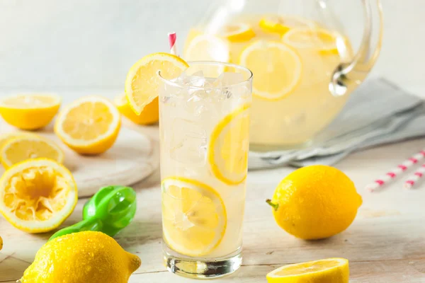 Limonada de aperto fresco caseiro orgânico — Fotografia de Stock