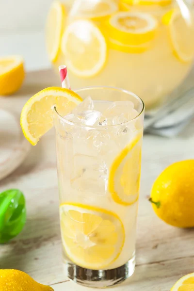 Органический самодельный свежевыжатый лимонад — стоковое фото