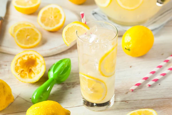 Ekologické domácí čerstvé Squeeze limonáda — Stock fotografie