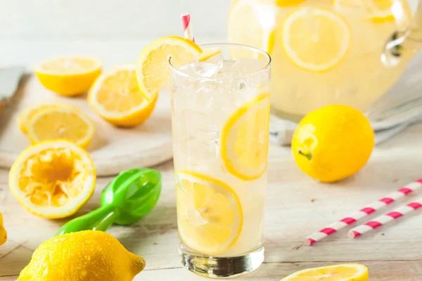 Limonada de aperto fresco caseiro orgânico — Fotografia de Stock