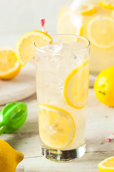 Limonada de aperto fresco caseiro orgânico — Fotografia de Stock