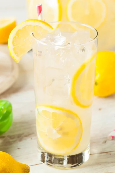 Органический самодельный свежевыжатый лимонад — стоковое фото