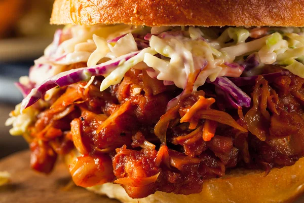 Hjemmelaget Vegan Pulled Jackfrukt BBQ Sandwich – stockfoto