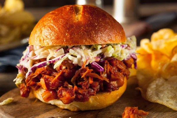 Hjemmelavet vegansk trukket jackfrugt BBQ Sandwich - Stock-foto