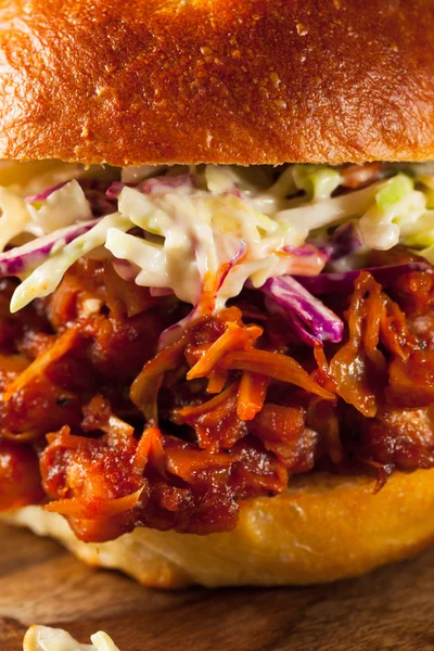 Hjemmelaget Vegan Pulled Jackfrukt BBQ Sandwich – stockfoto