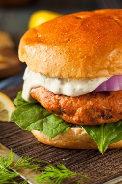 Ev yapımı somon Burger Tartar sos ile