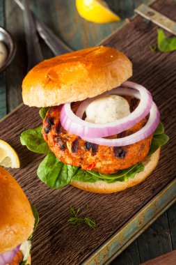 Ev yapımı somon Burger Tartar sos ile