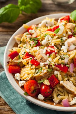 Ev yapımı tavuk Orzo salata