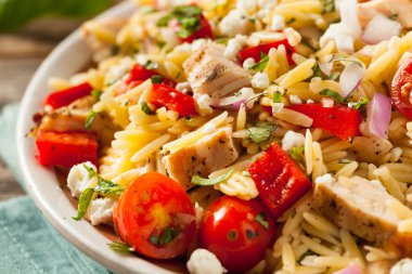 Ev yapımı tavuk Orzo salata