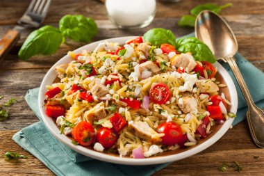 Ev yapımı tavuk Orzo salata