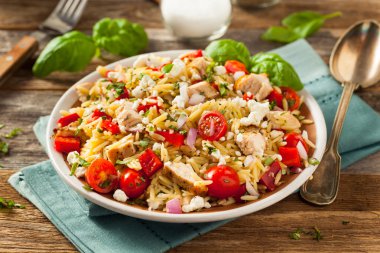 Ev yapımı tavuk Orzo salata