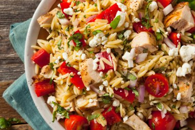 Ev yapımı tavuk Orzo salata