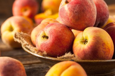 Taze sulu organik sarı şeftali