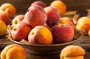 Taze sulu organik sarı şeftali