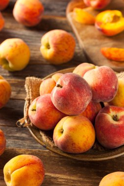 Taze sulu organik sarı şeftali