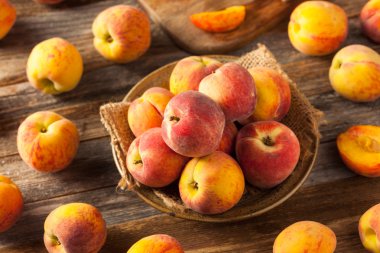 Taze sulu organik sarı şeftali