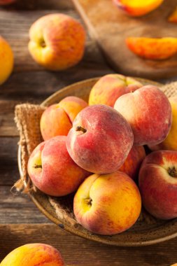 Taze sulu organik sarı şeftali