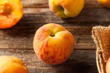 Taze sulu organik sarı şeftali