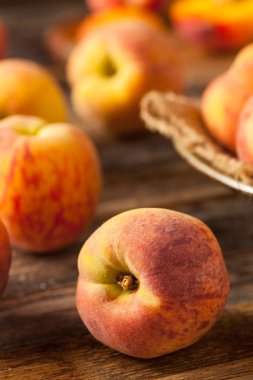 Taze sulu organik sarı şeftali