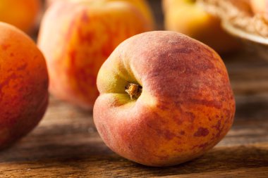 Taze sulu organik sarı şeftali