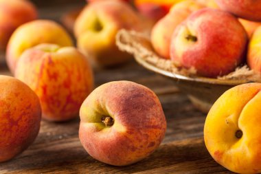 Taze sulu organik sarı şeftali