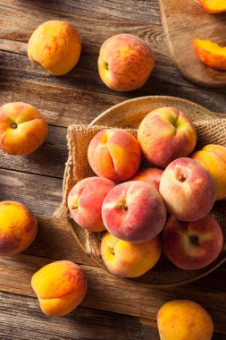 Taze sulu organik sarı şeftali