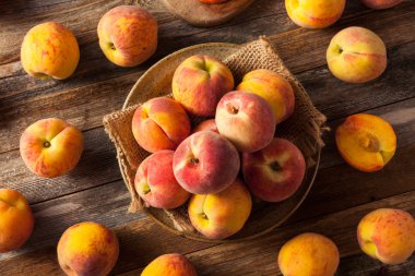 Taze sulu organik sarı şeftali