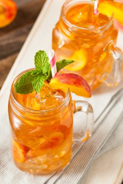 Taze ev yapımı şeftali tatlı çay