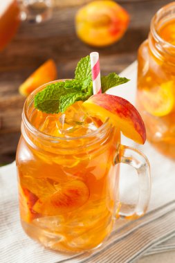 Taze ev yapımı şeftali tatlı çay