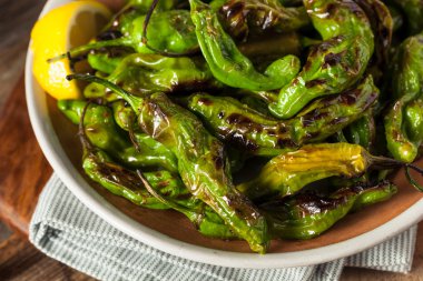 Kavrulmuş baharatlı Shishito biber