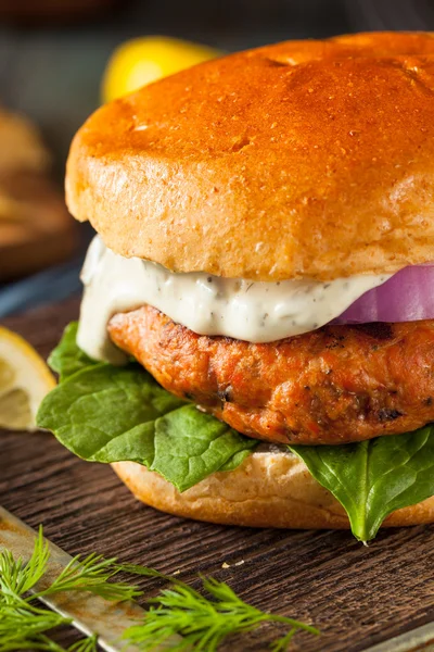 Hamburguesa de salmón casera con salsa tártara — Foto de Stock