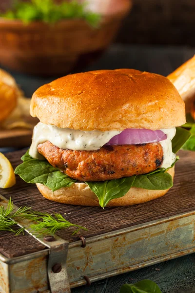 Hamburguesa de salmón casera con salsa tártara —  Fotos de Stock