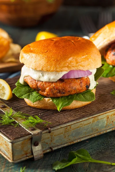 Domácí hamburger lososa s tatarskou omáčkou — Stock fotografie