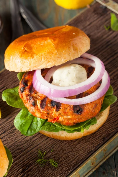 Hamburguesa de salmón casera con salsa tártara —  Fotos de Stock