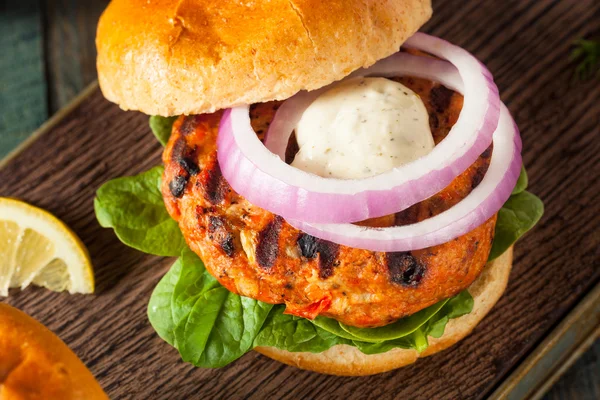 Hambúrguer de salmão caseiro com molho tártaro — Fotografia de Stock