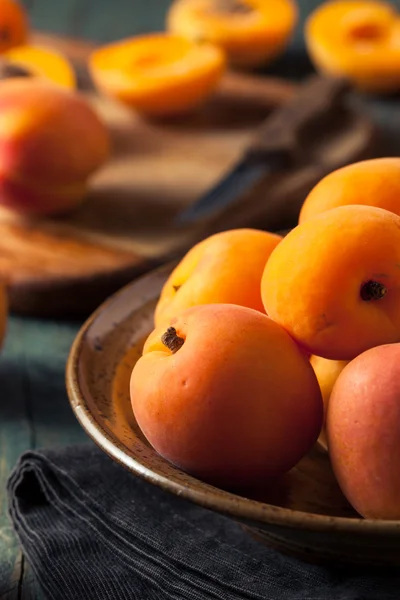 Raw Organic Yellow Apricots — Stock Photo, Image