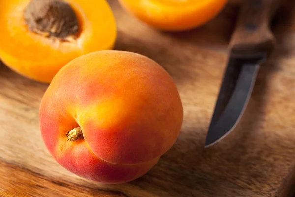 Raw Organic Yellow Apricots — Stock Photo, Image