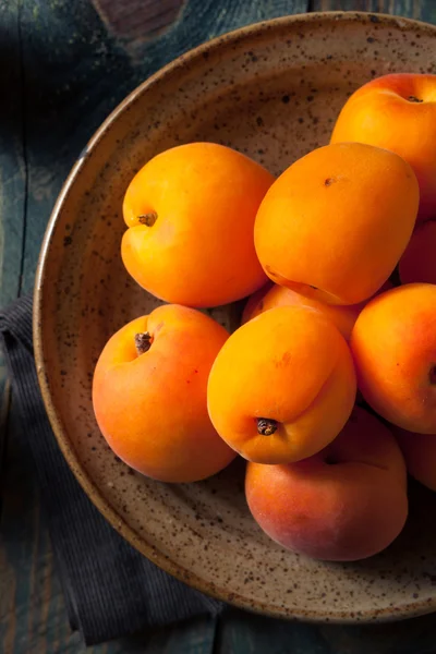 Raw Organic Yellow Apricots — Stock Photo, Image