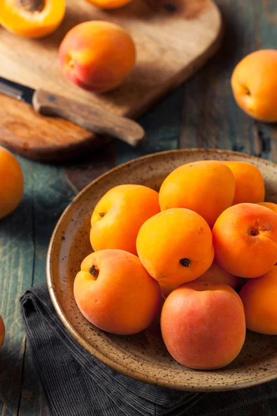 Raw Organic Yellow Apricots — Stock Photo, Image