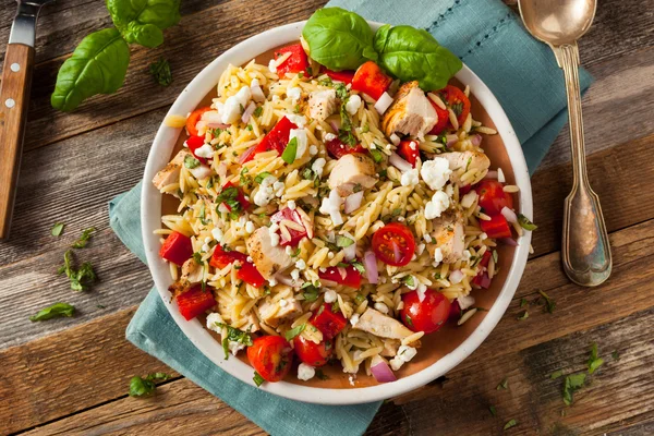 Salade d'orzo de poulet maison — Photo