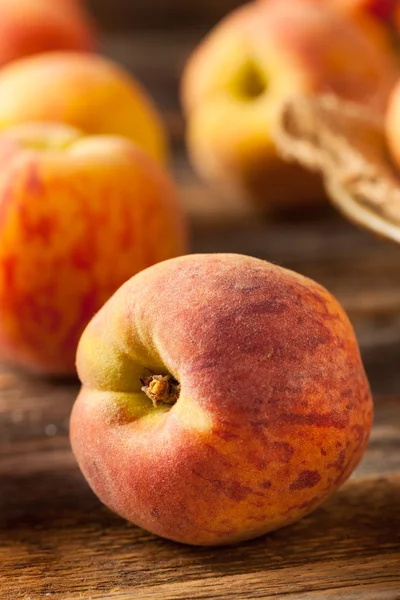 Frisse sappige biologische gele perziken — Stockfoto