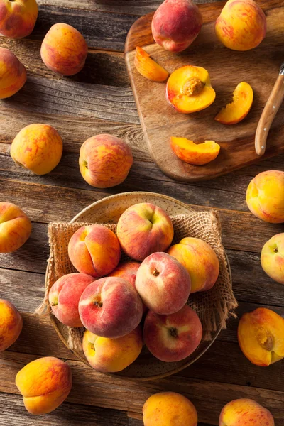 Frisse sappige biologische gele perziken — Stockfoto