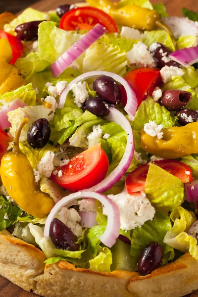 Ensalada griega casera en un tazón de pan — Foto de Stock