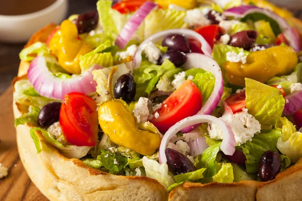 Hjemmelaget gresk salat i en brødbolle – stockfoto