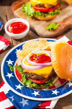 Ev yapımı anma günü Hamburger piknik