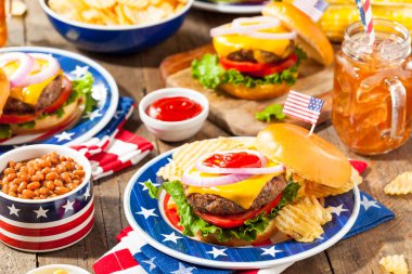 Ev yapımı anma günü Hamburger piknik