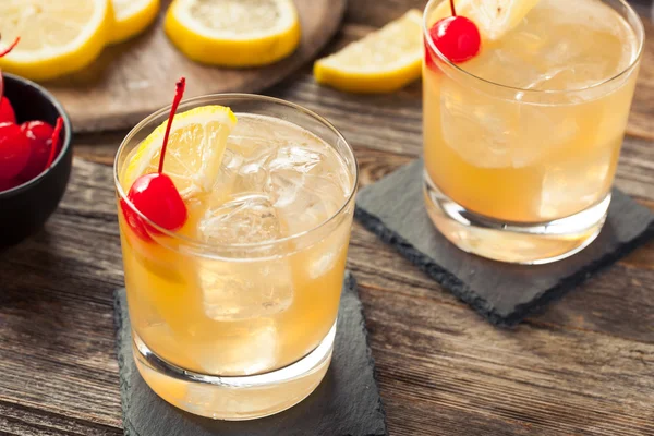 Bere Whiskey Sour Cocktail fatti in casa — Foto Stock