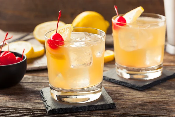 Zelfgemaakte Whiskey Sour Cocktail drinken — Stockfoto